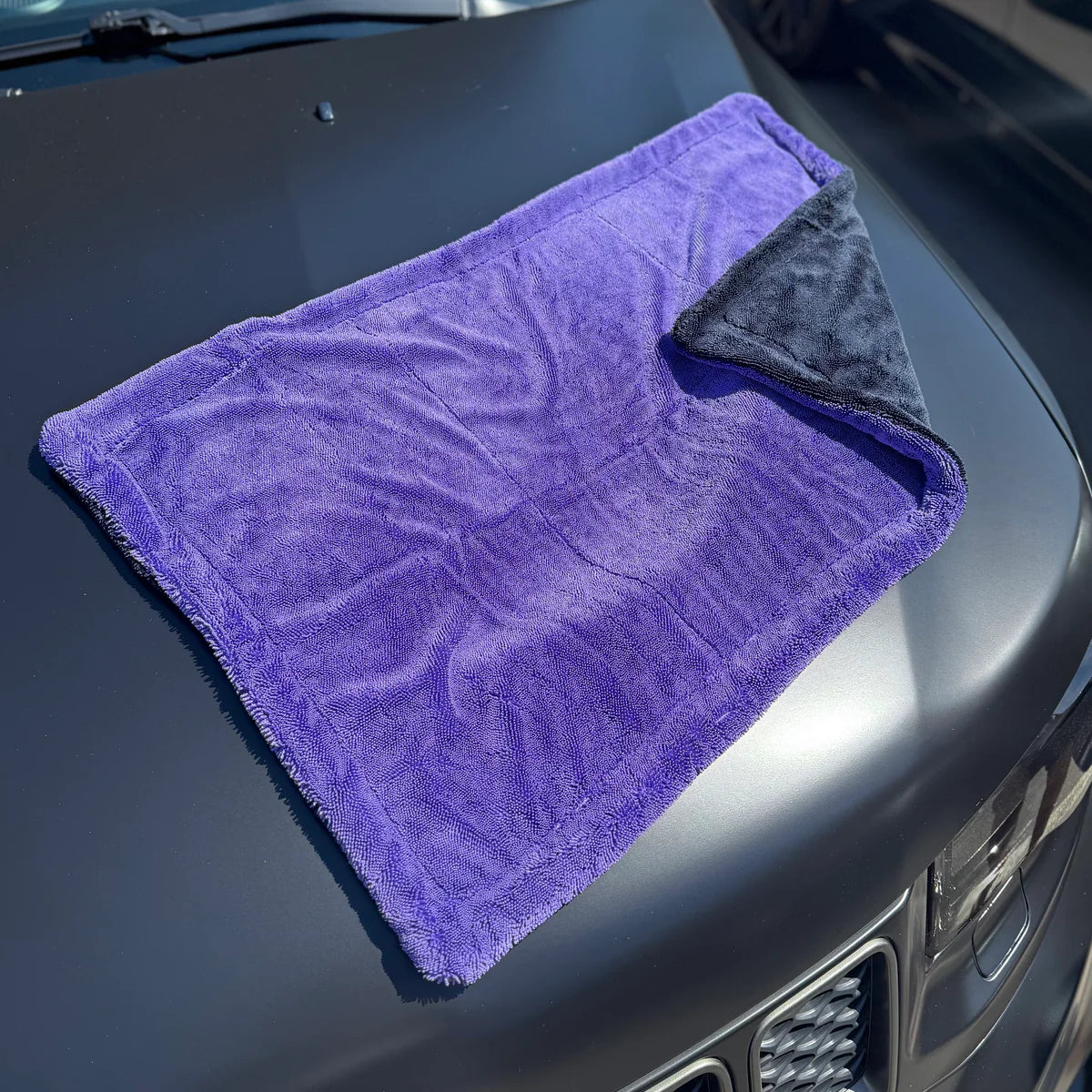 Prosop de uscare din microfibră violet cu negru